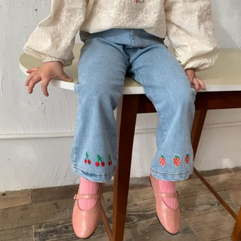 2023 Весенние Детские расклешенные брюки с клубничной веселой вышивкой для маленьких девочек, повседневные универсальные джинсы